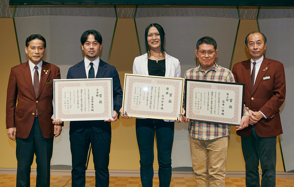 左から上野専務理事、2位の大倉野選手、優勝の松岡選手、3位の筒井選手、田崎会長