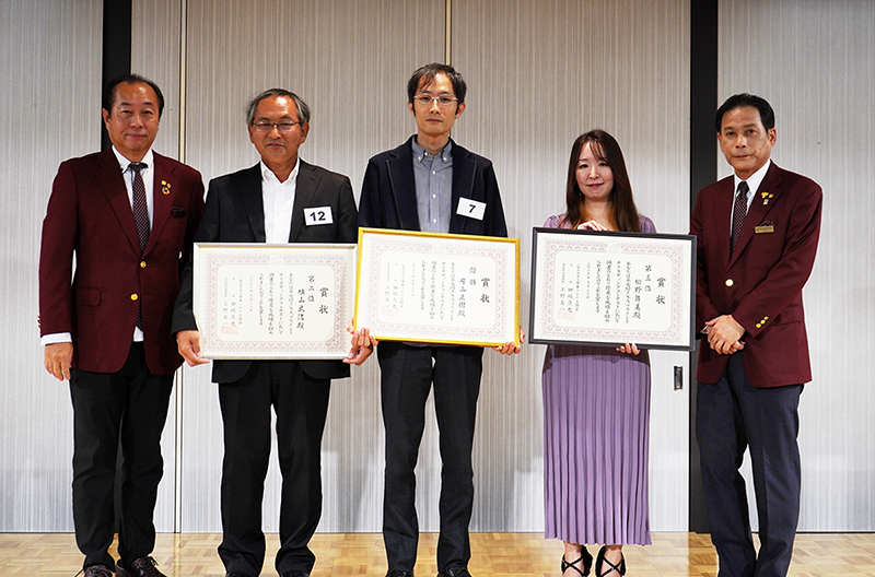 左から田崎会長、2位の横山選手、優勝の片山選手、3位の松野選手、上野専務理事