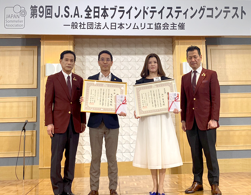 左から上野会長、優勝の矢根選手、準優勝の山川選手、渡部実行委員長